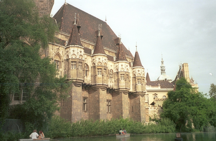 26 Budapest - Vajdahunyad Castle.jpg - ASCII